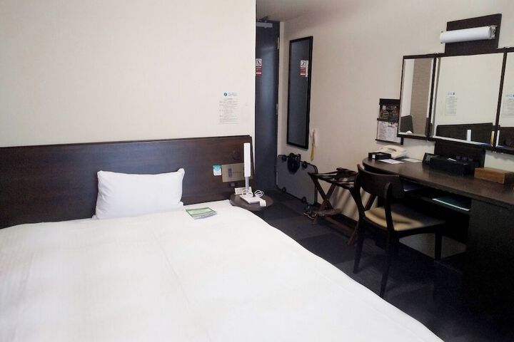 Room 4 of 33