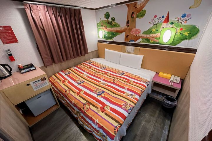 Room 27 of 48