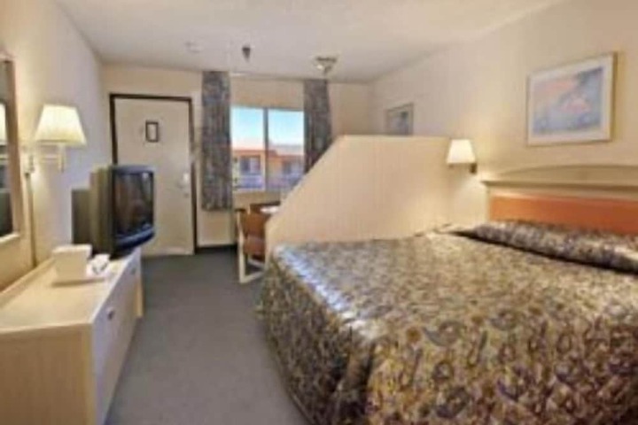 1 Queen Bed (6 of 7)