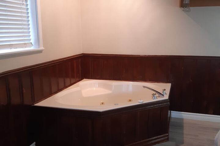 Junior Suite Queen Bed Lake View Sofa Jetted Tub (10 of 12)