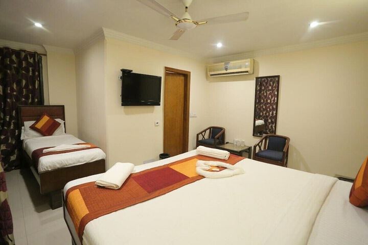 Room 10 of 18