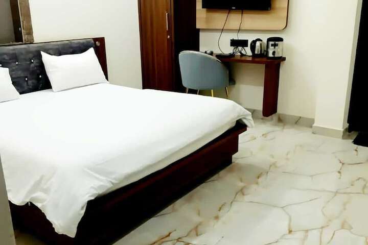 Room 4 of 23