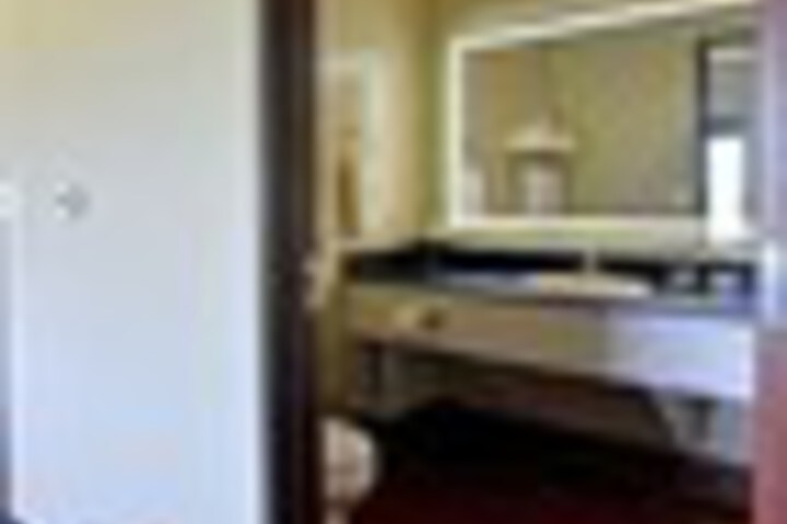 1 King Bed (4 of 8)