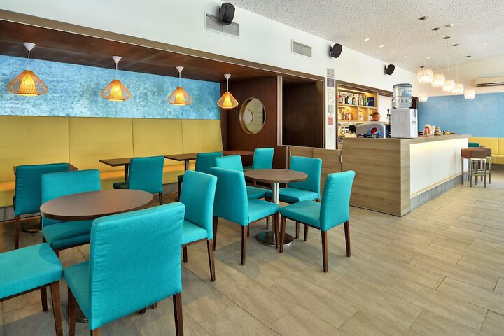 Lounge 54 of 65
