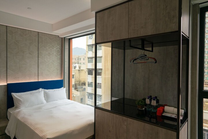 Room 4 of 12