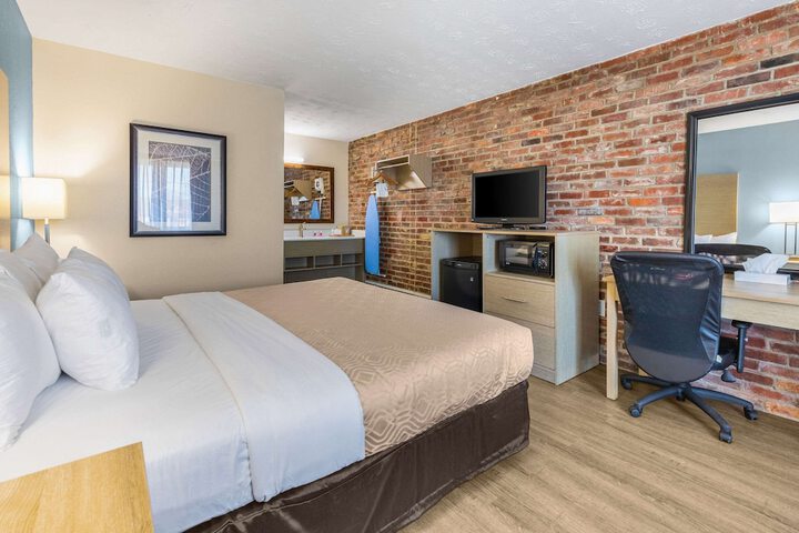 1 King Bed (3 of 7)