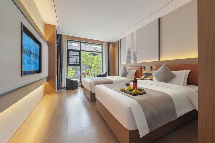 Room 4 of 98