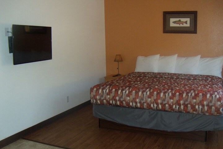 Room 8 of 33
