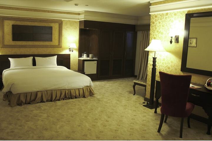 Room 9 of 63