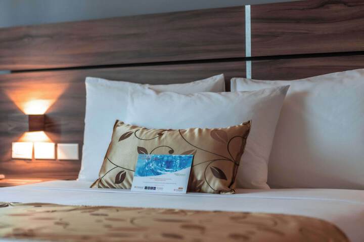 1 Queen Bed (3 of 16)