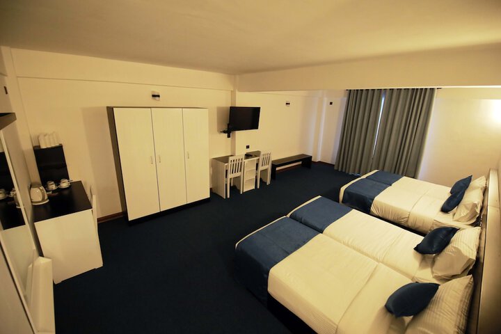 Room 9 of 33
