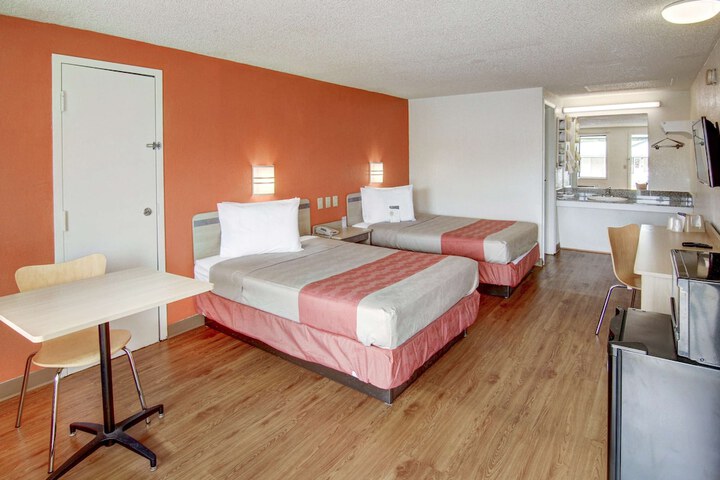 2 Double Beds (4 of 12)