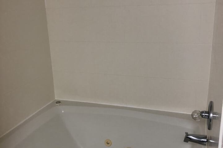 Jetted tub