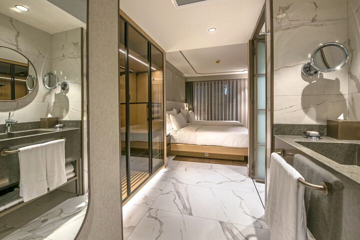Room 47 of 194