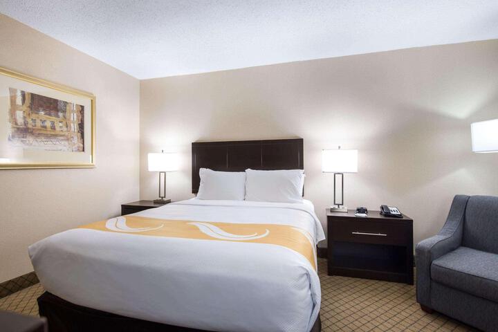 1 Queen Bed Accessible (14 of 15)