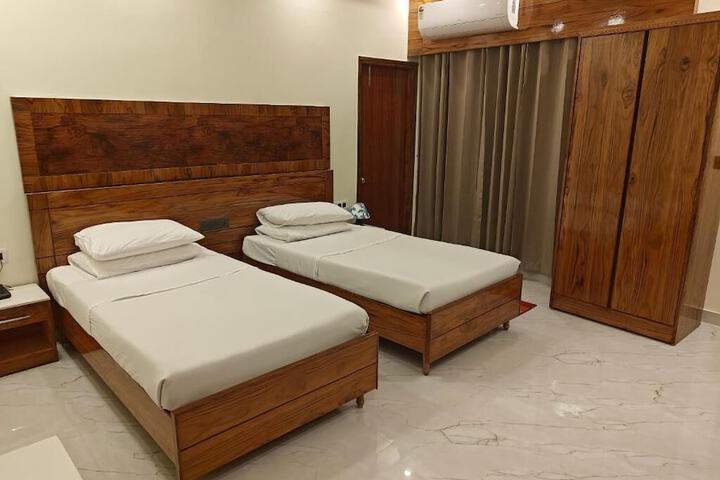 Room 4 of 10