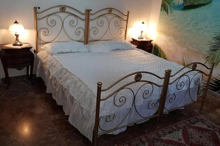Room 4 of 10