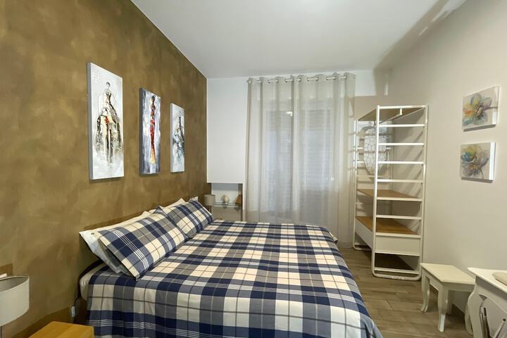 Room 6 of 9