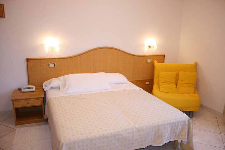 Room 4 of 33