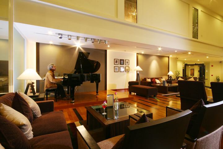 Lounge 42 of 54