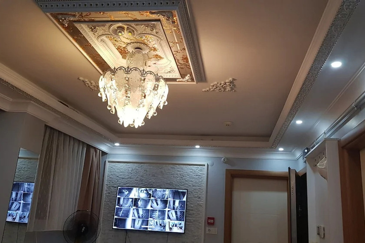 Room 10 of 16