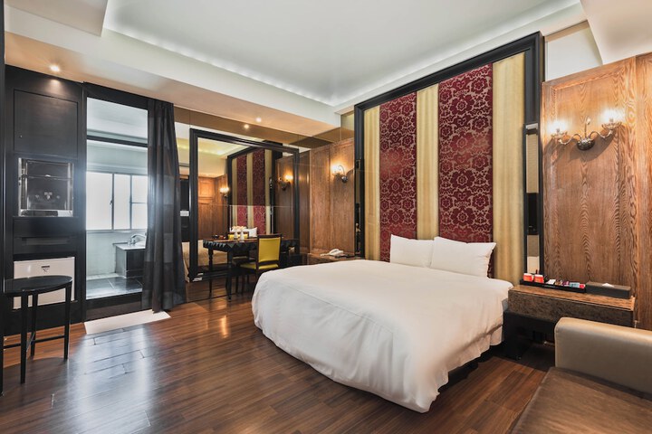 Room 16 of 38