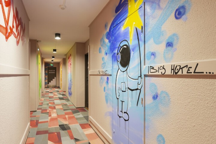 Handrails in hallways
