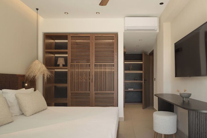 Room 52 of 195