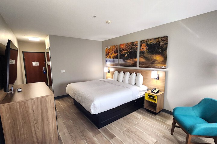 1 King Bed | (5 of 11)