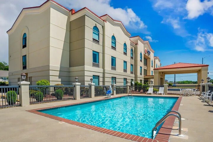 Hotel with Pool
