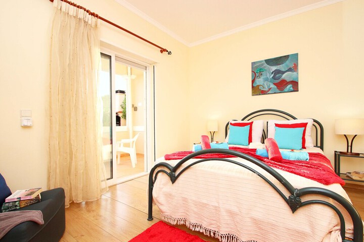 Room 10 of 83
