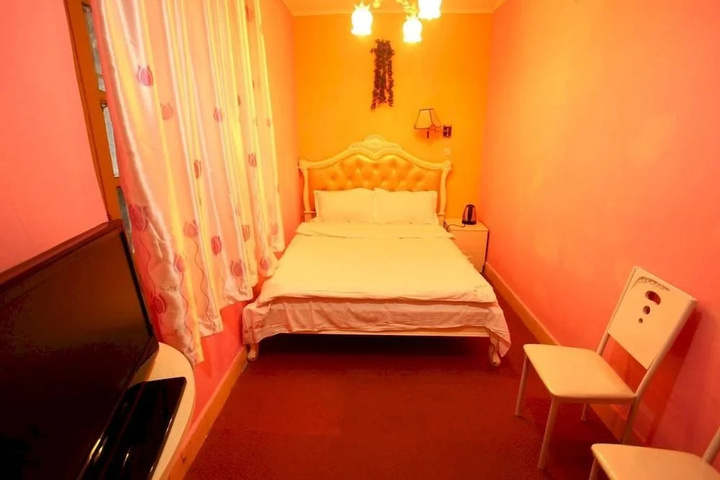 Room 4 of 8