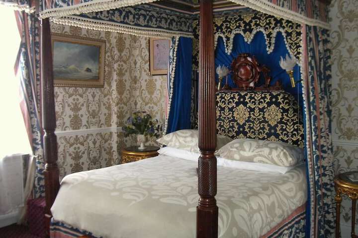 Room 9 of 25