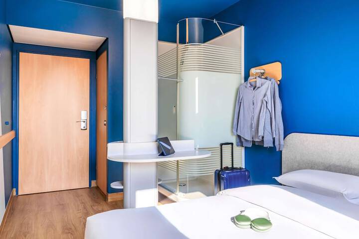 Room 10 of 31