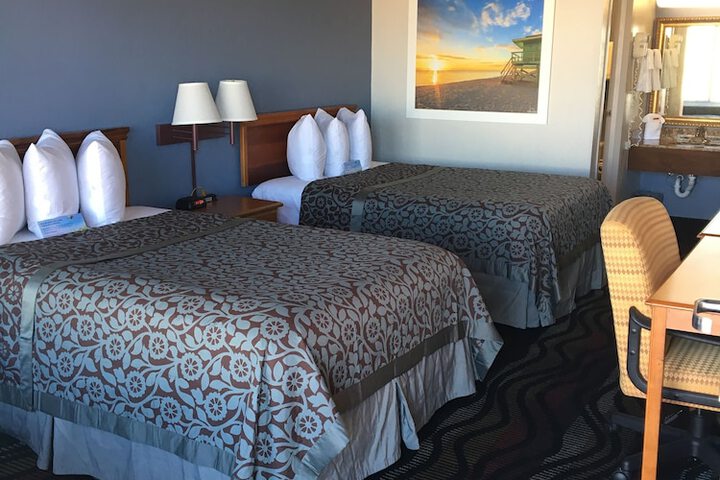 2 Queen Beds (6 of 10)
