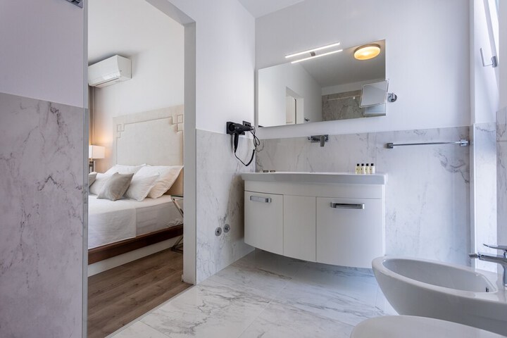 Room 10 of 26