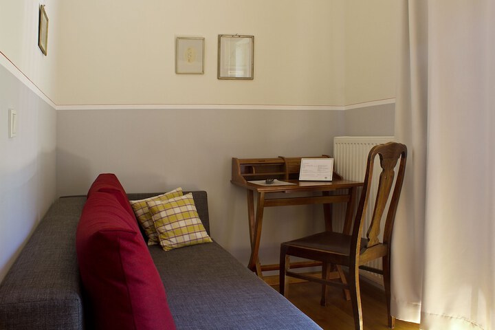 Room 12 of 27