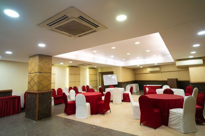 Ballroom/Hall 48 of 64