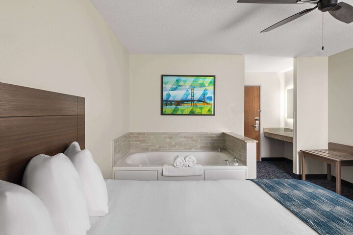 1 King Bed (9 of 10)