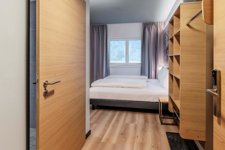 Room 6 of 27