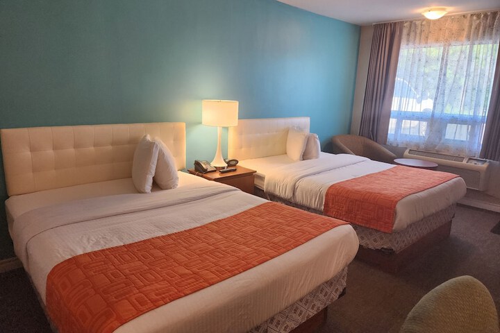 2 Queen Beds (2 of 10)