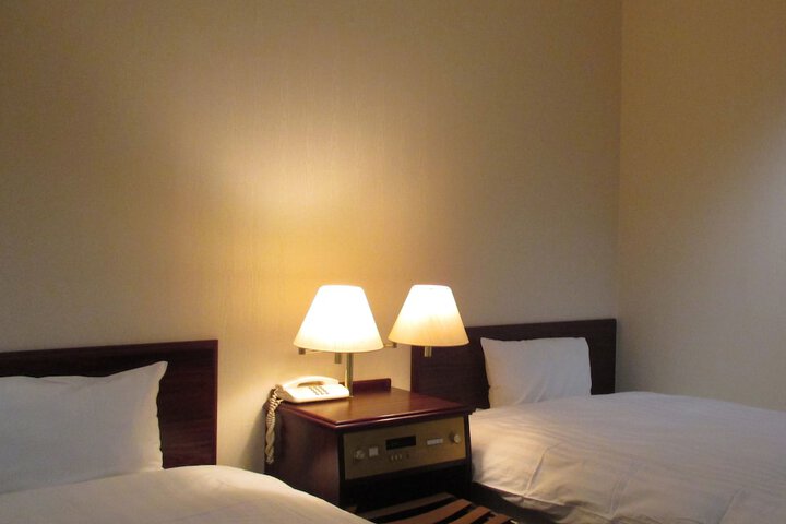 Room 13 of 33