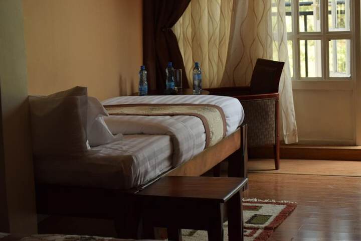 Room 4 of 16
