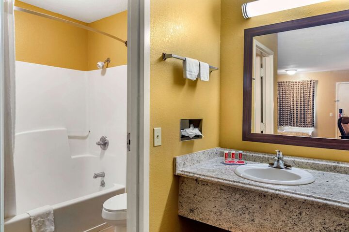 Room 17 of 28
