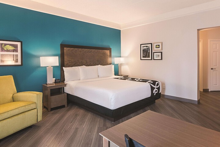 1 King Bed Mobility Hearing Impaired Accessible Room (15 of 24)