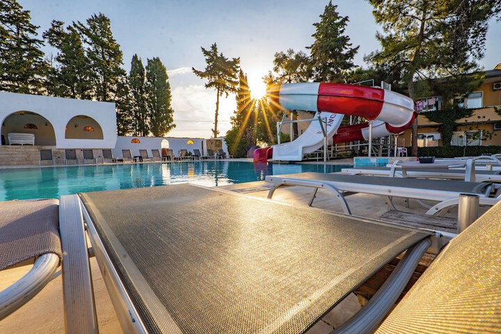 Pool 76 of 209