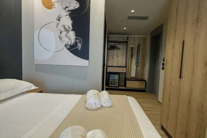 Room 8 of 17