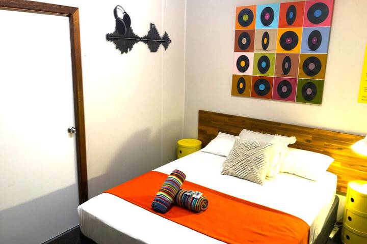 Room 4 of 91