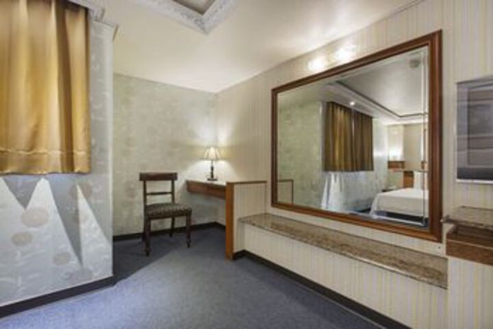 Room 11 of 19