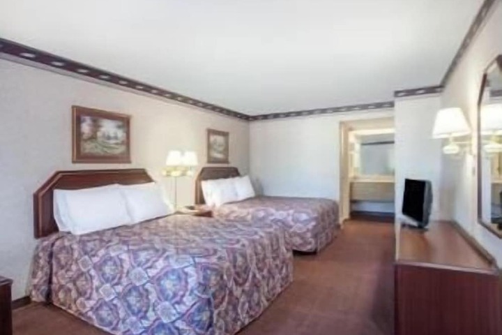 2 Queen Beds (5 of 8)